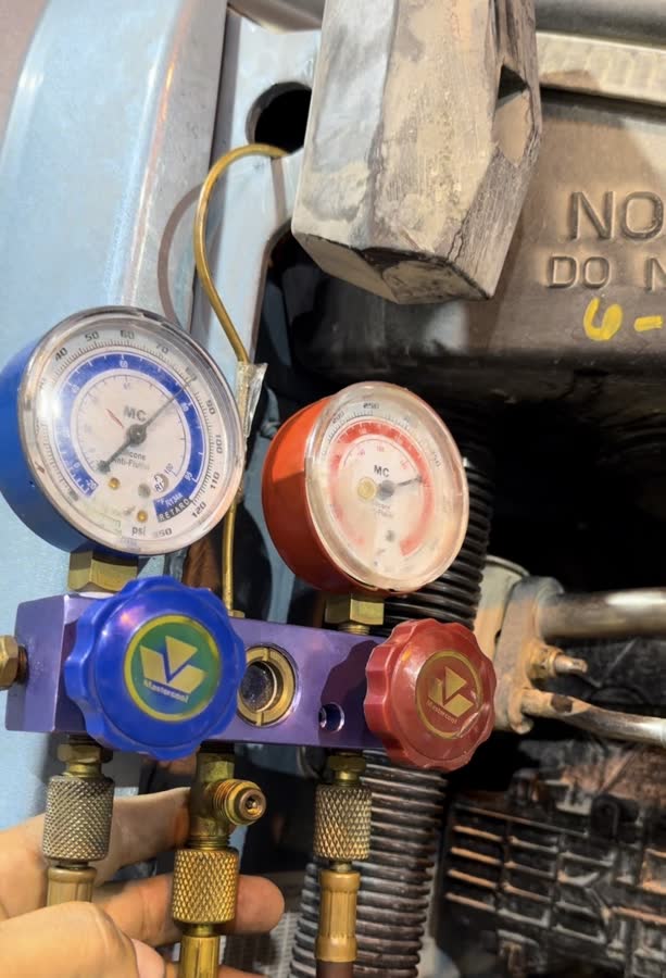 AC pressure gauge diagnostic check on commercial truck