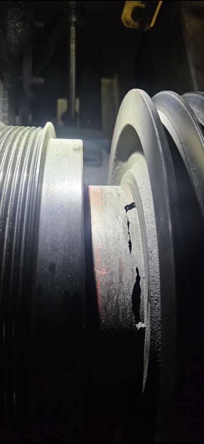 Cracked pulley inspection on commercial diesel engine